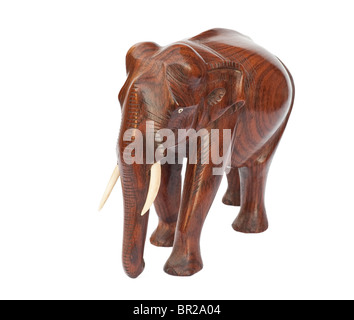 Legno scolpito elephant isolati su sfondo bianco Foto Stock