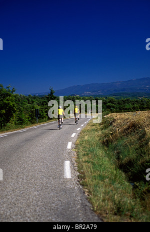 Persone, turisti, ciclista, ciclisti, ciclismo, corsa in bicicletta, ciclista, tour in bicicletta, touring, tra i villaggi di Gordes e Murs, Francia Foto Stock