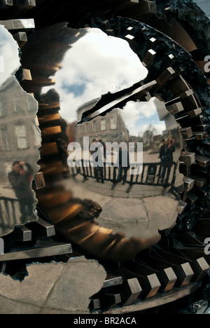 Sfera entro una sfera scultura di scultore Arnaldo Pomodoro al di fuori della libreria di Berkeley il Trinity College di Dublino Irlanda Ei Foto Stock