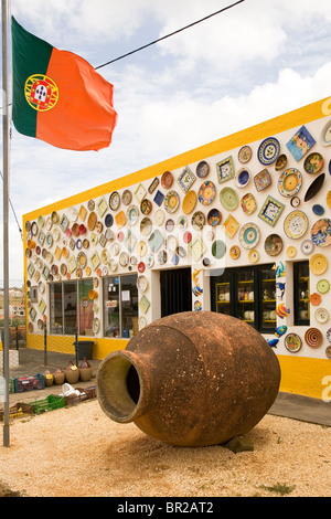 Una bandiera portoghese è volato capovolto bandiera al negozio di ceramiche in Algarve in Portogallo. Foto Stock