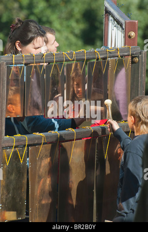 Little Boy cercando di riprodurre su lastre di bronzo in Moscow City Park Kolomenskoe Foto Stock