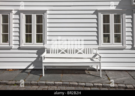 Gamle Stavanger, parte della vecchia città di Stavanger, bianco imbarcati house con banco di bianco Foto Stock