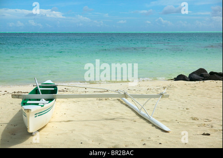 Outrigger Canoe sulla spiaggia a Bora Bora Foto Stock