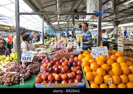 Titolare di stallo vegatables vendita a Birmingham all'aperto dell'anello di Bull mercato. Foto Stock