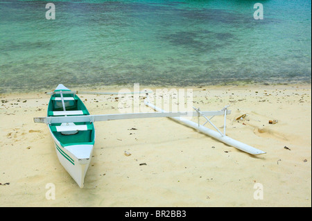 Outrigger Canoe sulla spiaggia a Bora Bora Foto Stock