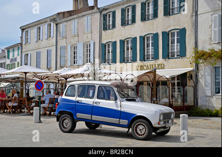 Classic Renault 4 automobile parcheggiata in Ile de Re Poitou Charentes Francia Foto Stock