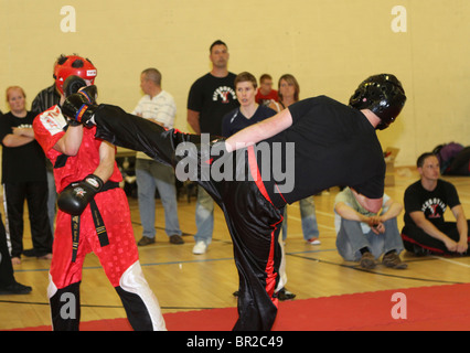 I concorrenti combattendo in un torneo di kickboxing Foto Stock