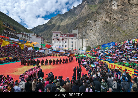 Etnico tibetano frequentare il ballo folk e musica festival, Danba, nella provincia di Sichuan, in Cina Foto Stock