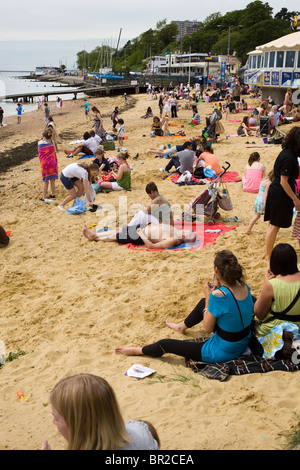 Spiaggia affollata Leigh on Sea Essex England Regno Unito Foto Stock