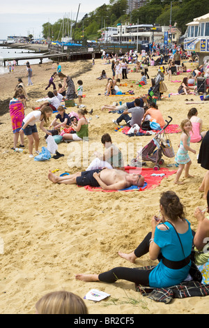 Spiaggia affollata Leigh on Sea Essex England Regno Unito Foto Stock