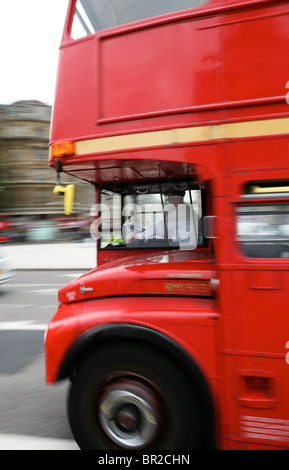 Autobus Routemaster in velocità nel centro di Londra Foto Stock