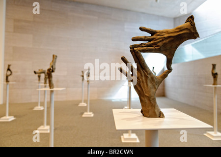 National Gallery of Art Bruce Nauman Sculpture Washington DC // WASHINGTON DC — le "Fifteen Pairs of Hands" di Bruce Nauman è un'opera scultorea significativa esposta alla National Gallery of Art Creato dall'influente artista americano Bruce Nauman, il pezzo presenta quindici distinte coppie di mani fuse in cera, ognuna posizionata in diversi gesti e arrangiamenti. La scultura esemplifica l'esplorazione in corso di Nauman del corpo umano come forma espressiva e il suo interesse per la comunicazione attraverso il gesto fisico. Completato alla fine del XX secolo, questo lavoro fa parte del più ampio lavoro di Nauman Foto Stock