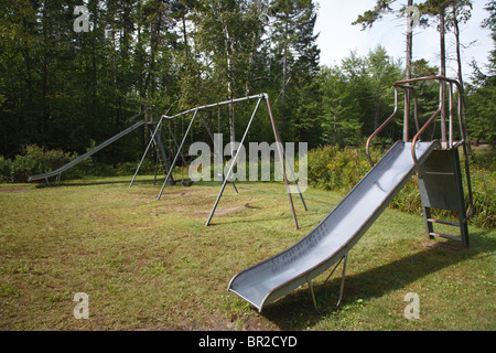 Svuotare il parco giochi presso il lago di foreste del Parco Statale di Whitefield, New Hampshire Foto Stock