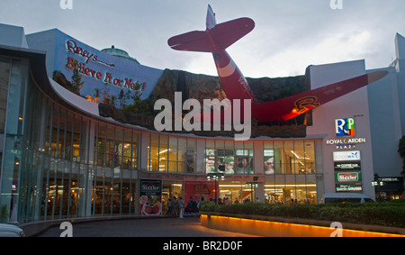 Il piano si è schiantato in un centro commerciale al bizzarro Royal Garden Plaza in Pattaya, Thailandia Foto Stock