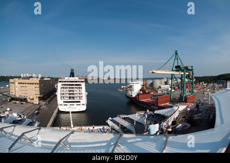 Un obiettivo fisheye fotografia di aft/stern della P&O nave da crociera "Aurora", il MSC nave da crociera "dell' Opera e di una nave portacontainer. Foto Stock