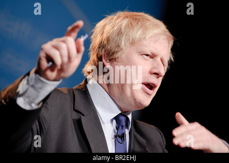 Il sindaco di Londra Boris Johnson, indirizzi di "un mondo giovane' Summit di Londra, 8 febbraio 2010. Foto Stock