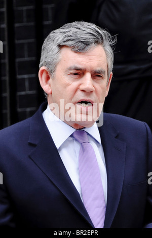 Gordon Brown dà una dichiarazione per quanto riguarda il Parlamento appeso situazione al 10 di Downing Street, Londra, 7 maggio 2010. Foto Stock