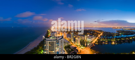 Guardando a Sud di alta crescita, Collins Avenue e Oceano Atlantico al crepuscolo, Miami Beach, Florida, Stati Uniti d'America Foto Stock