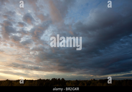 Nuvole colorate in cielo al tramonto, Finlandia Foto Stock