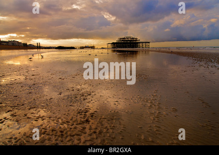 Hove beach e la vista verso Brighton e dei derelitti Molo Ovest con la bassa marea, Brighton e Hove, East Sussex, Inghilterra Foto Stock