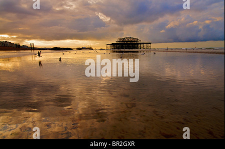 Hove beach e la vista verso Brighton e dei derelitti Molo Ovest con la bassa marea, Brighton e Hove, East Sussex, Inghilterra Foto Stock