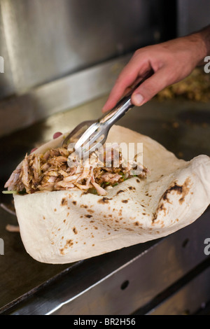 Un uomo si prepara un shawarma, re Shawarma Ristorante, Gerusalemme, Israele Foto Stock