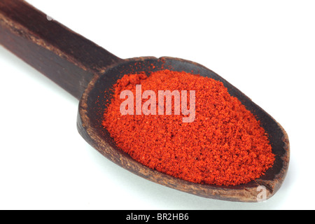 Red Hot paprika in polvere sul vecchio cucchiaio di legno Foto Stock