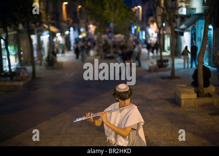 Ragazzi Vestito in tradizionali israeliane e vestiti ebraica suonare il flauto e mandolino sul Ben Yahuda Street, Gerusalemme, Israele Foto Stock