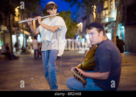 Ragazzi Vestito in tradizionali israeliane e vestiti ebraica suonare il flauto e mandolino sul Ben Yahuda Street, Gerusalemme, Israele Foto Stock