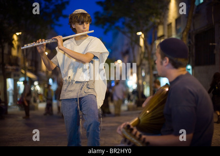 Ragazzi Vestito in tradizionali israeliane e vestiti ebraica suonare il flauto e mandolino sul Ben Yahuda Street, Gerusalemme, Israele Foto Stock