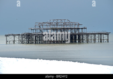 Brighton Il fatiscente Molo Ovest nella neve. Brighton, Inghilterra. Foto Stock