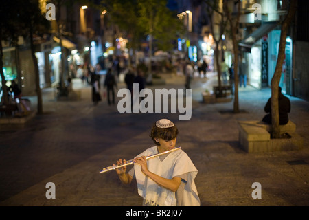 Ragazzi Vestito in tradizionali israeliane e vestiti ebraica suonare il flauto e mandolino sul Ben Yahuda Street, Gerusalemme, Israele Foto Stock