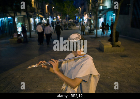 Ragazzi Vestito in tradizionali israeliane e vestiti ebraica suonare il flauto e mandolino sul Ben Yahuda Street, Gerusalemme, Israele Foto Stock