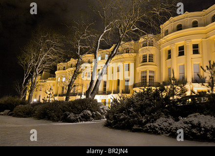 Arcitecture georgiano di Brunswick Square, Hove nella neve durante la notte. Brighton & Hove, East Sussex, Inghilterra Foto Stock