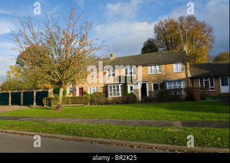 Case risalente al 1960 con garage comunale sulla station wagon a Welwyn Garden City Hertfordshire Inghilterra REGNO UNITO Foto Stock