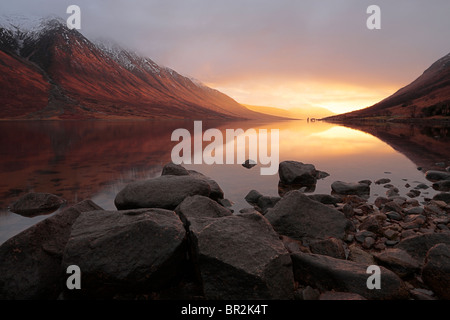 Luce sfolgorante da un tramonto in inverno si illumina di Loch Etive nelle Highlands della Scozia Foto Stock