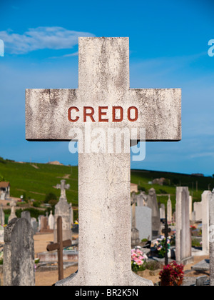 Grave croce sulla Fleurie cimitero a Beaujolais, Francia Foto Stock