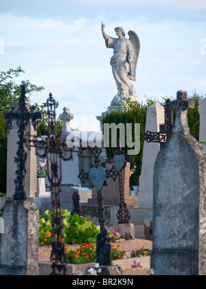 Un angelo scultura sopra le tombe sui Fleurie cimitero a Beaujolais, Francia Foto Stock