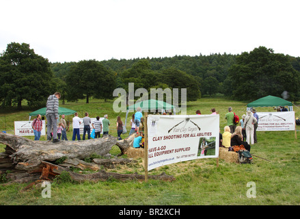 Tiro al piccione a Chatsworth gioco equo, Derbyshire, England, Regno Unito Foto Stock