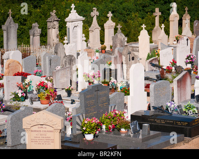 Tombe sui Fleurie cimitero a Beaujolais, Francia Foto Stock