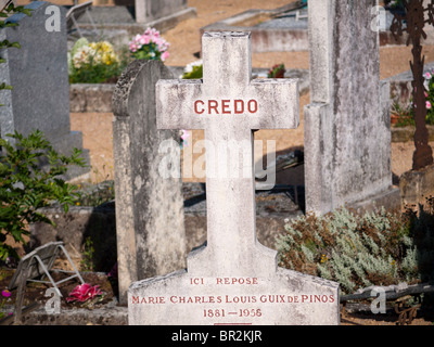 Grave croce sulla Fleurie cimitero a Beaujolais, Francia Foto Stock