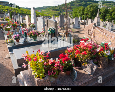 Tombe sui Fleurie cimitero a Beaujolais, Francia Foto Stock