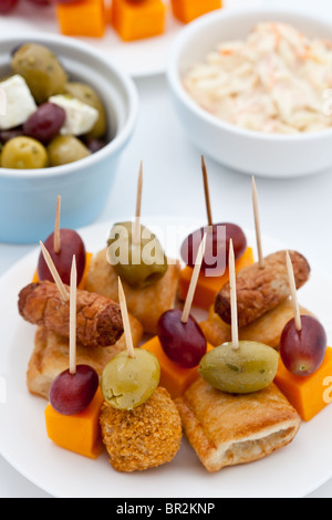 Mini bobine di salsiccia, olive, scotch uova, formaggio e uve rosse Foto Stock