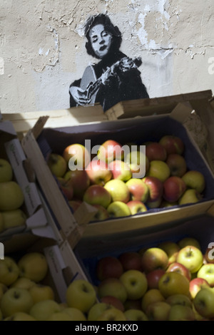 Graffitti e mele su una fase di stallo nel mercato di Rue Mouffetard, una celebre mercato alimentare a Parigi Foto Stock