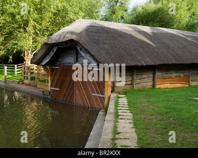 Il Boathouse in paglia sul Fiume Tamigi vicino Shillingford Bridge-1 Foto Stock