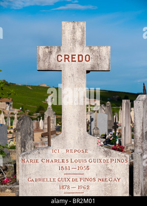 Grave croce sulla Fleurie cimitero a Beaujolais, Francia Foto Stock