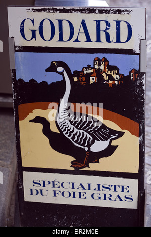 Un segno pubblicità il foie gras al di fuori di una macelleria in Rue Mouffetard, una celebre mercato alimentare a Parigi Foto Stock
