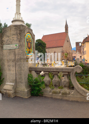 Il Post ponte sopra il fiume Passirio e la chiesa di Santo Spirito nella storica South Tirol città di Merano o a Merano Foto Stock