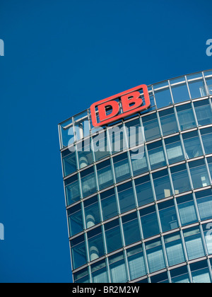 Dettaglio della torre di uffici sede del DB o Deutsche Bahn azienda ferroviaria nazionale a Berlino Germania Foto Stock
