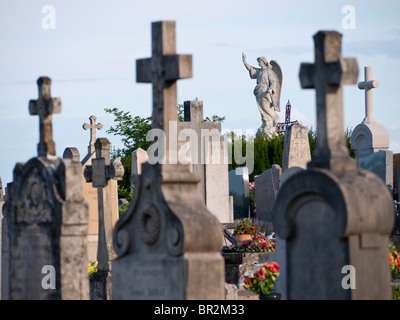 Un angelo scultura sopra le tombe sui Fleurie cimitero a Beaujolais, Francia Foto Stock